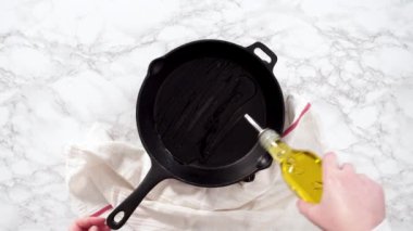 Düz yatıyordu. Ispanak ve jambonlu frittata için ıspanak sote..