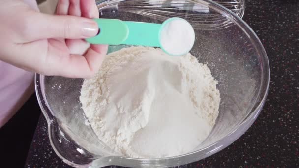 Mencampur Bahan Bahan Dalam Mangkuk Campuran Kaca Untuk Membuat Pancake — Stok Video