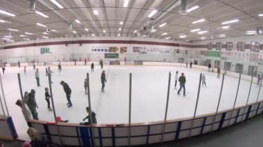 Denver, Colorado, ABD-12 Ocak 2020 - İç buz pateni pistinde halka açık buz pateni oturumu.