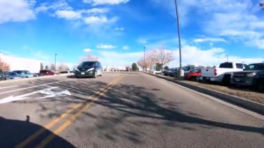 Denver, Colorado, ABD-12 Ocak 2020 - Amerika 'nın banliyölerinde tipik asfalt yollarda sürüş.