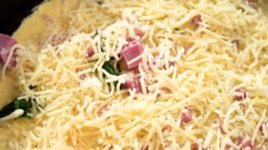 Dökme demir tavada ıspanak ve jambonlu frittata hazırlıyorum..