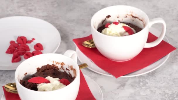 Adım Adım Çırpılmış Krema Çikolata Kalpler Dudaklarla Süslenmiş Çikolatalı Kek — Stok video