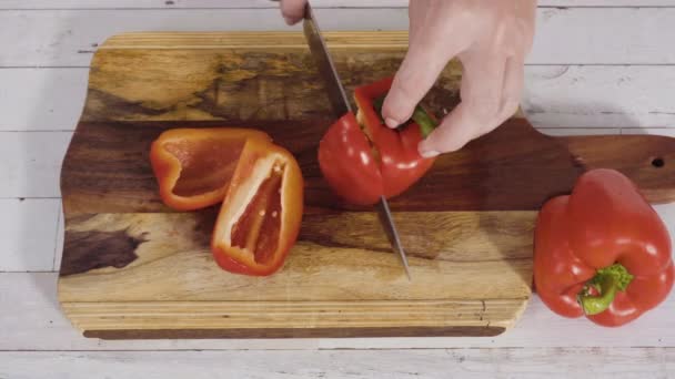 Tijd Verstrijkt Mincing Biologische Rode Paprika Een Hout Snijplank — Stockvideo