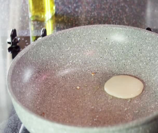 Смажити Невеликі Млинці Кефірній Основі Сковороді — стокове відео