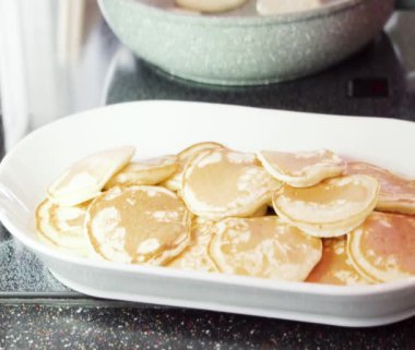 Kefir tabanında taze yapılmış küçük krepler..