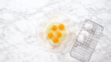 Düz yatıyordu. Bardakta ıspanak ve jambonlu frittata karışımı..