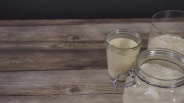Ekşi mayalı ekmek pişirmek için cam bir mason kavanozunda başlangıç yapıyorum..
