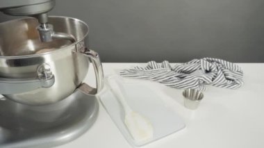 Tarçınlı rulo pişirmek için mutfak malzemelerini karıştırıyorum..