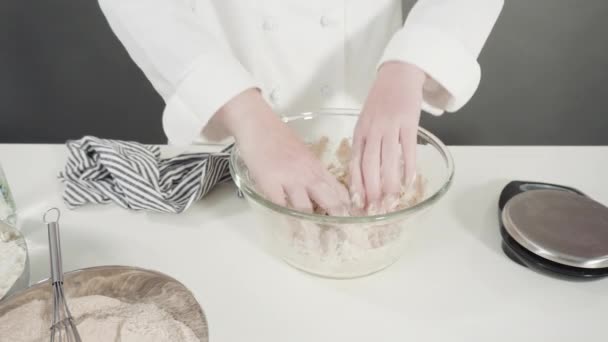 Deeg Met Hand Breien Kaneelbroodjes Bakken — Stockvideo