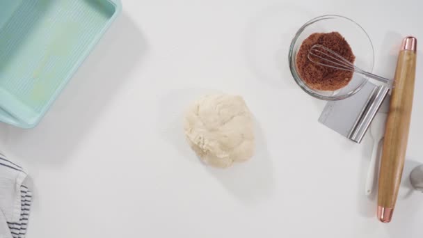 平躺在床上用法国滚针烤肉桂卷的滚动面团 — 图库视频影像