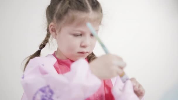 Klein Meisje Schilderen Papier Mache Beeldje Bij Thuisonderwijs Kunst Klasse — Stockvideo
