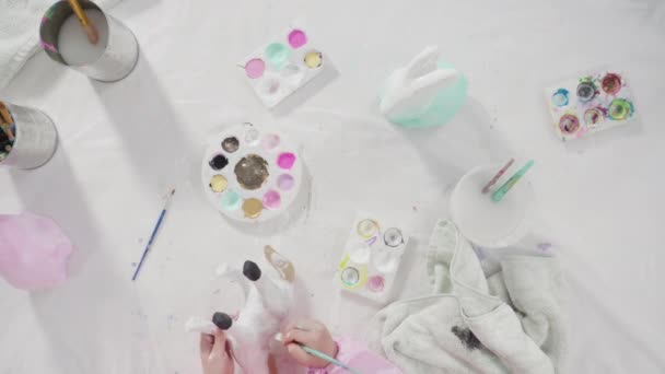 Pose Plate Petite Fille Peinture Papier Mache Figurine Domicile Classe — Video