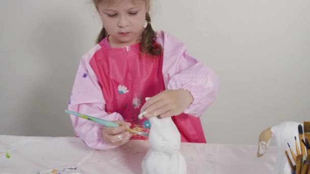 Dívka Malování Papír Mache Figurka Domácí Výtvarné Třídy — Stock video