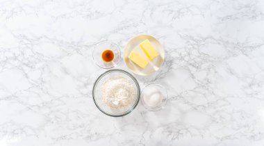 Düz yatıyordu. Bardaktaki ölçülü malzemeler panda şeklindeki kurabiyeleri çikolatalı kremayla karıştırıyor..