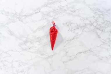 Düz yatıyordu. Mutfak tezgahında eritilmiş çikolata..