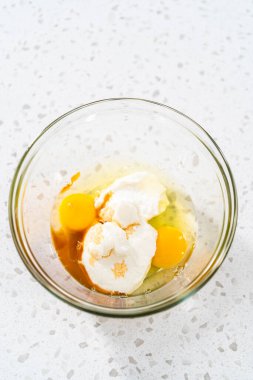 Islak malzemeleri küçük bir bardakta karıştırıp kek pişirmek için karıştırıyorum..