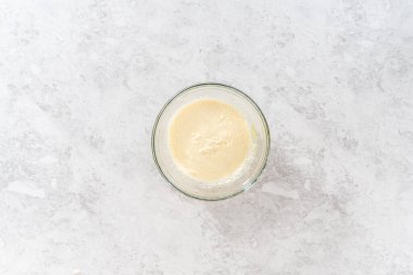 Düz yatıyordu. Havuçlu kek için krem peyniri doldurmak için karışımı büyük bir karıştırıcı ile karıştırıyorum..