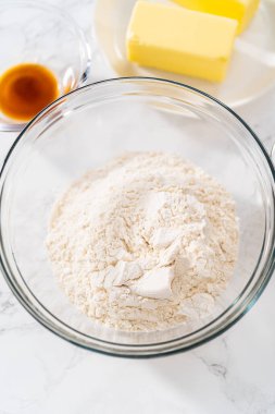 Bardaktaki ölçülü malzemeler panda şeklindeki kurabiyeleri çikolatalı kremayla karıştırıyor..