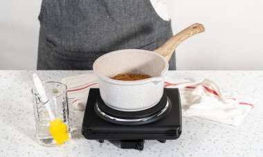 Karamelli kek yapmak için tencerede karamelize şeker..