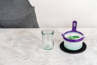 Erimiş çikolatayı, çikolatalı havuçlu kek yapmak için poşetlere aktarıyorum..