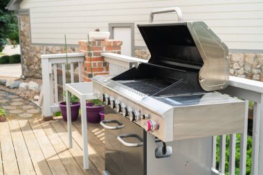 Lüks bir tek aile evinin arka avlusunda altı ocaklı ızgara..