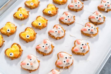 Çikolata kaplı kraker tavşanları ve beyaz ve sarı çikolatalı ördek yavruları hazırlanıyor..