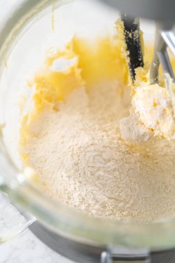 Mutfaktaki elektrikli mikserde pandaya benzeyen kurabiyeleri çikolatalı kremayla karıştırıyorum..