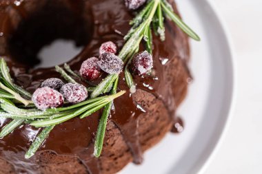 Çikolatalı kek. Çikolata kremalı. Taze yaban mersinli ve biberiyeli..