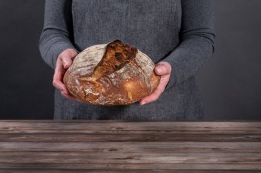 Taze pişmiş mayalı çavdar ekmeği..