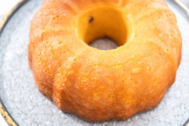 Pasta tezgahında süslenmemiş limonlu kek..