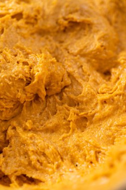 Büyük bir bardakta karıştırılan malzemeler kabaklı kek yapmak için karıştırılıyor..