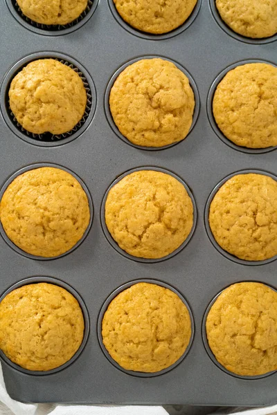 Mutfak tezgahında taze pişmiş kek yiyorum..