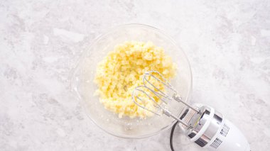 Düz yatıyordu. Adım adım. Kırmızı kadife kek hazırlamak için karıştırma kabındaki malzemeleri karıştırıyorum..