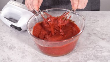 Adım adım. Kırmızı kadife kek hazırlamak için karıştırma kabındaki malzemeleri karıştırıyorum..