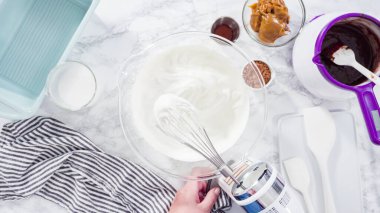 Düz yatıyordu. Adım adım. El yapımı mutfak mikserinde ev yapımı çikolatalı dondurma hazırlıyorum..