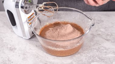 Adım adım. Kırmızı kadife kek hazırlamak için karıştırma kabındaki malzemeleri karıştırıyorum..