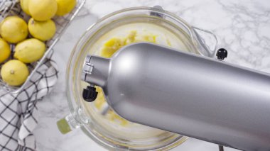 Adım adım. Düz yatıyordu. Limonlu kek için hamura malzemeleri karıştırıyorum..