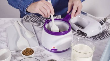 Adım adım. El yapımı mutfak mikserinde ev yapımı çikolatalı dondurma hazırlıyorum..