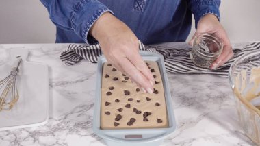 Adım adım. Ev yapımı çikolatalı dondurma ve çikolata parçacıkları..