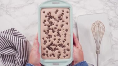 Düz yatıyordu. Adım adım. Ev yapımı çikolatalı dondurma ve çikolata parçacıkları..