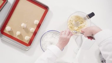 Düz yatıyordu. Hindistan cevizli kurabiye pişirmek için kurabiye hamurunu kabartmak..