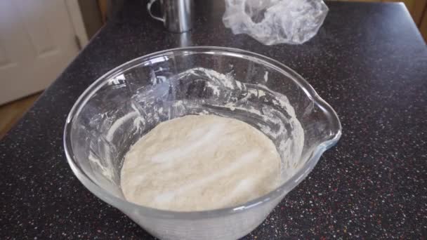 Zaman Aşımı Adım Adım Konut Mutfağında Ekşi Ekmek Pişirmek — Stok video