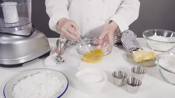 Blandning Ingredienser Matberedare För Att Förbereda Hemlagade Kokoskakor — Stockvideo