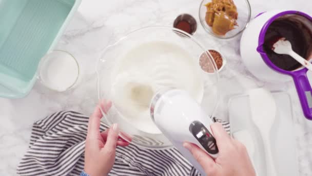 Плоский Лежал Шаг Шагом Подготовка Домашнего Шоколадного Мороженого Смесителе Ручной — стоковое видео