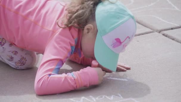 Petite Fille Jouant Avec Craie Sur Une Allée Devant Maison — Video