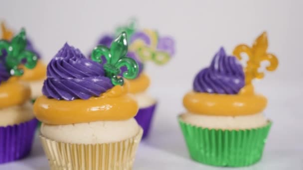 Mardi Gras Vanille Cupcakes Folie Cupcake Cups Versierd Met Italiaanse — Stockvideo