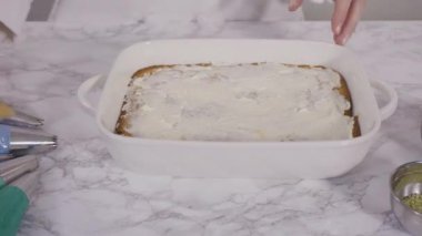 Zaman aşımı. İtalyan tereyağı kremasını kepçeleyip metal uçlu boru torbalarına dolduruyorlar..