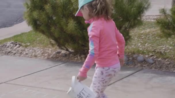 Egy Kislány Aki Krétával Játszik Ház Előtti Felhajtón — Stock videók