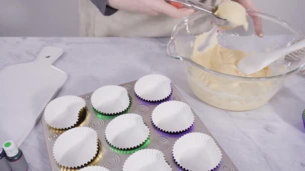 Zeitraffer Schritt Für Schritt Auslöffeln Von Cupcake Teig Eine Folie — Stockvideo