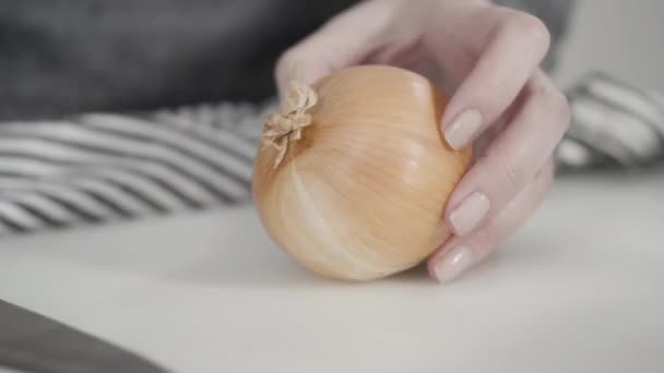 Cortar Verduras Una Tabla Cortar Blanca Para Cocinar Sopa Vegetariana — Vídeo de stock